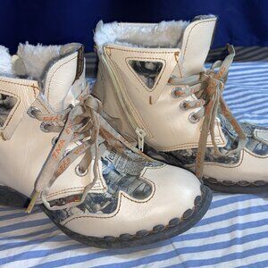 TMA EYES BOOTS BOOTIES HIGH TOP NEWSPRINT FUR LINED SZ 8